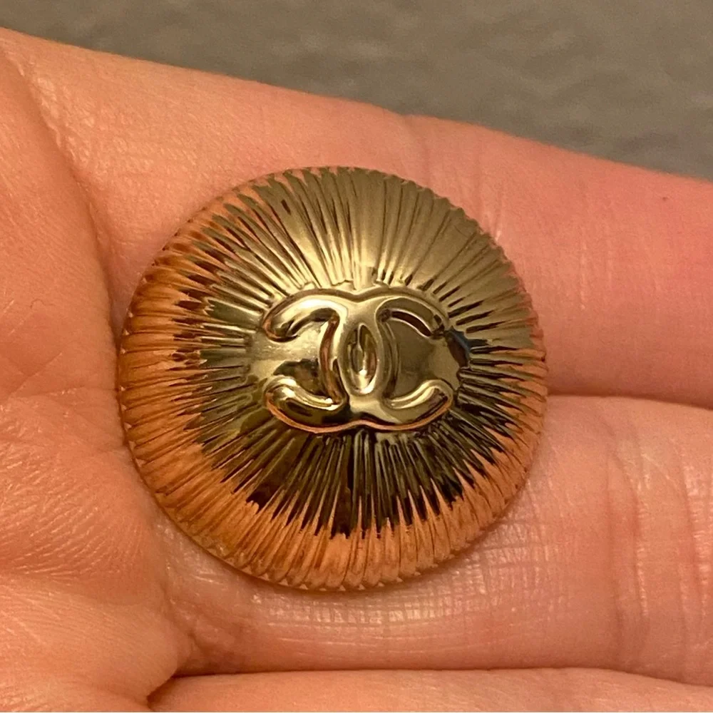 4 Chanel holiday charm/buttons - Picture 4 of 12